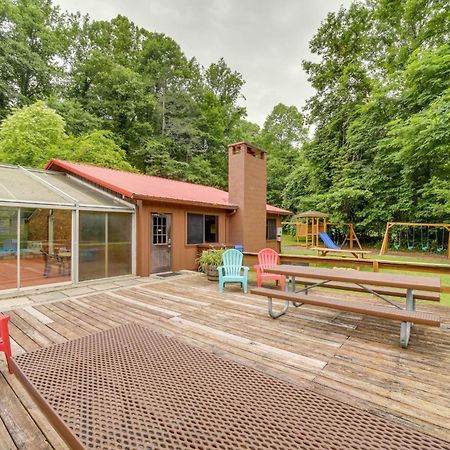 Pet-Friendly Creekside Cabin With Pool Access! Maggie Valley Kültér fotó