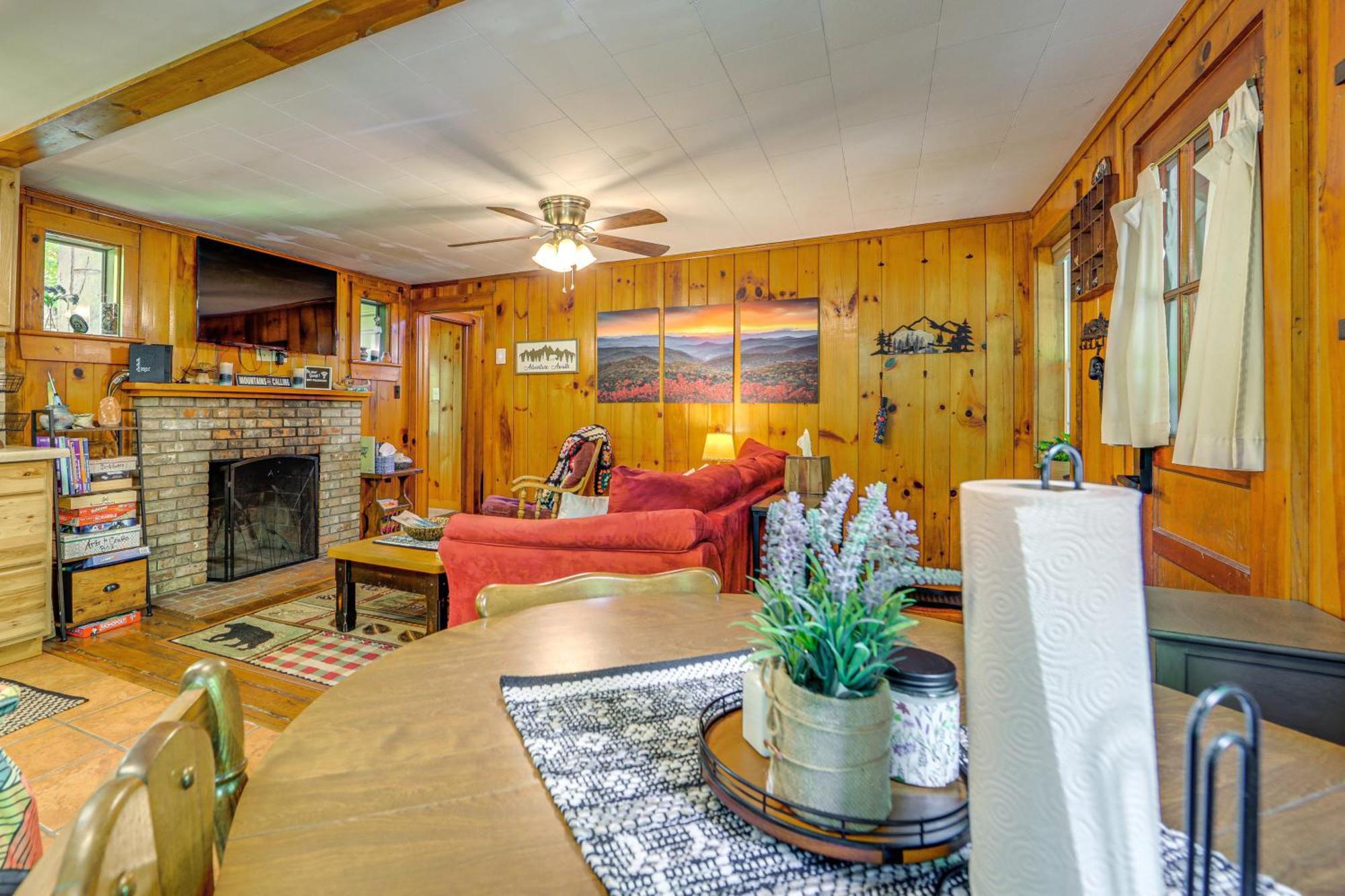 Pet-Friendly Creekside Cabin With Pool Access! Maggie Valley Kültér fotó