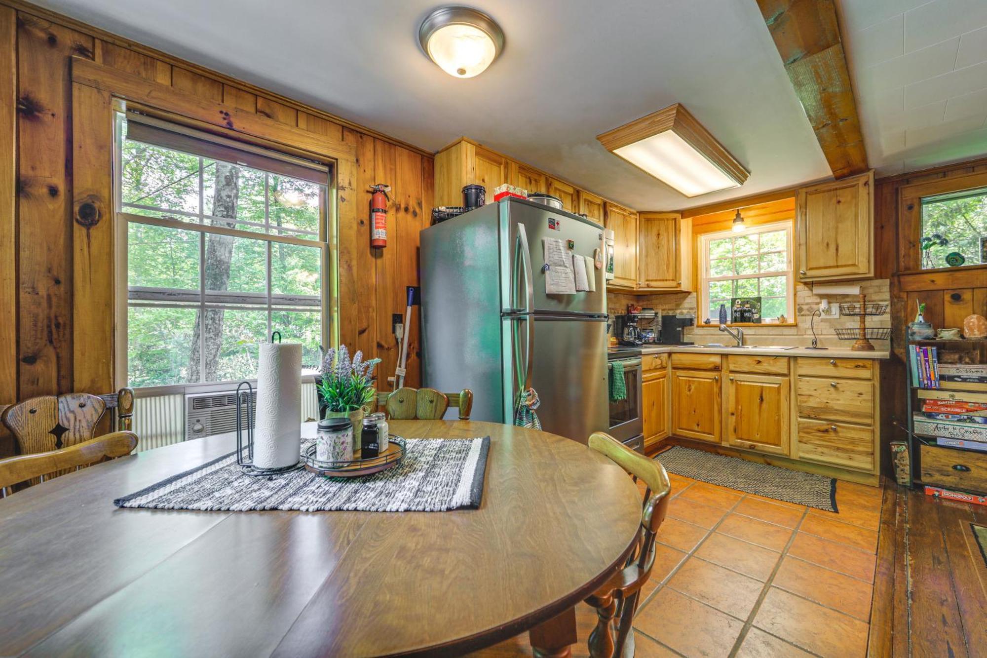 Pet-Friendly Creekside Cabin With Pool Access! Maggie Valley Kültér fotó