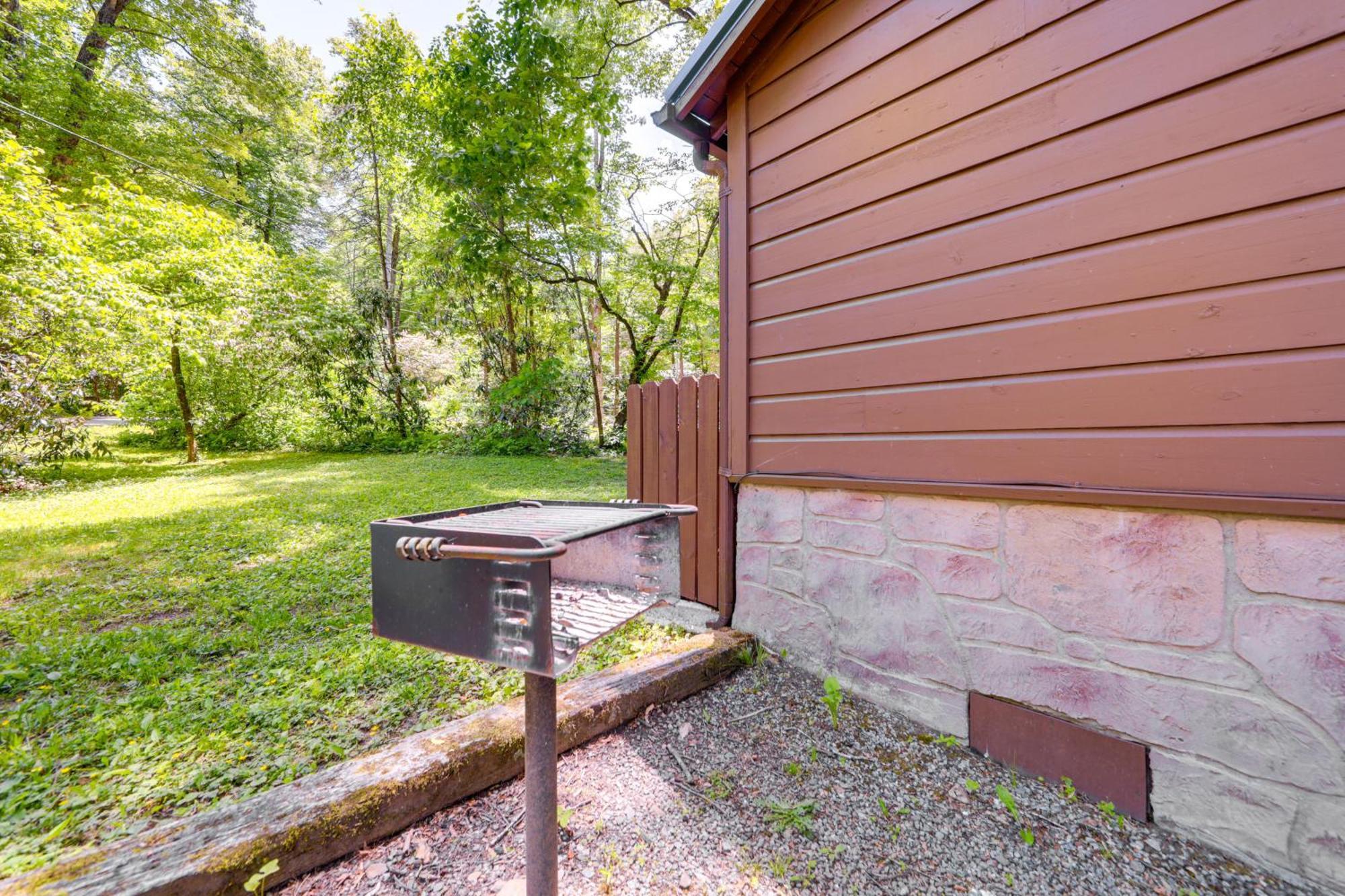 Pet-Friendly Creekside Cabin With Pool Access! Maggie Valley Kültér fotó