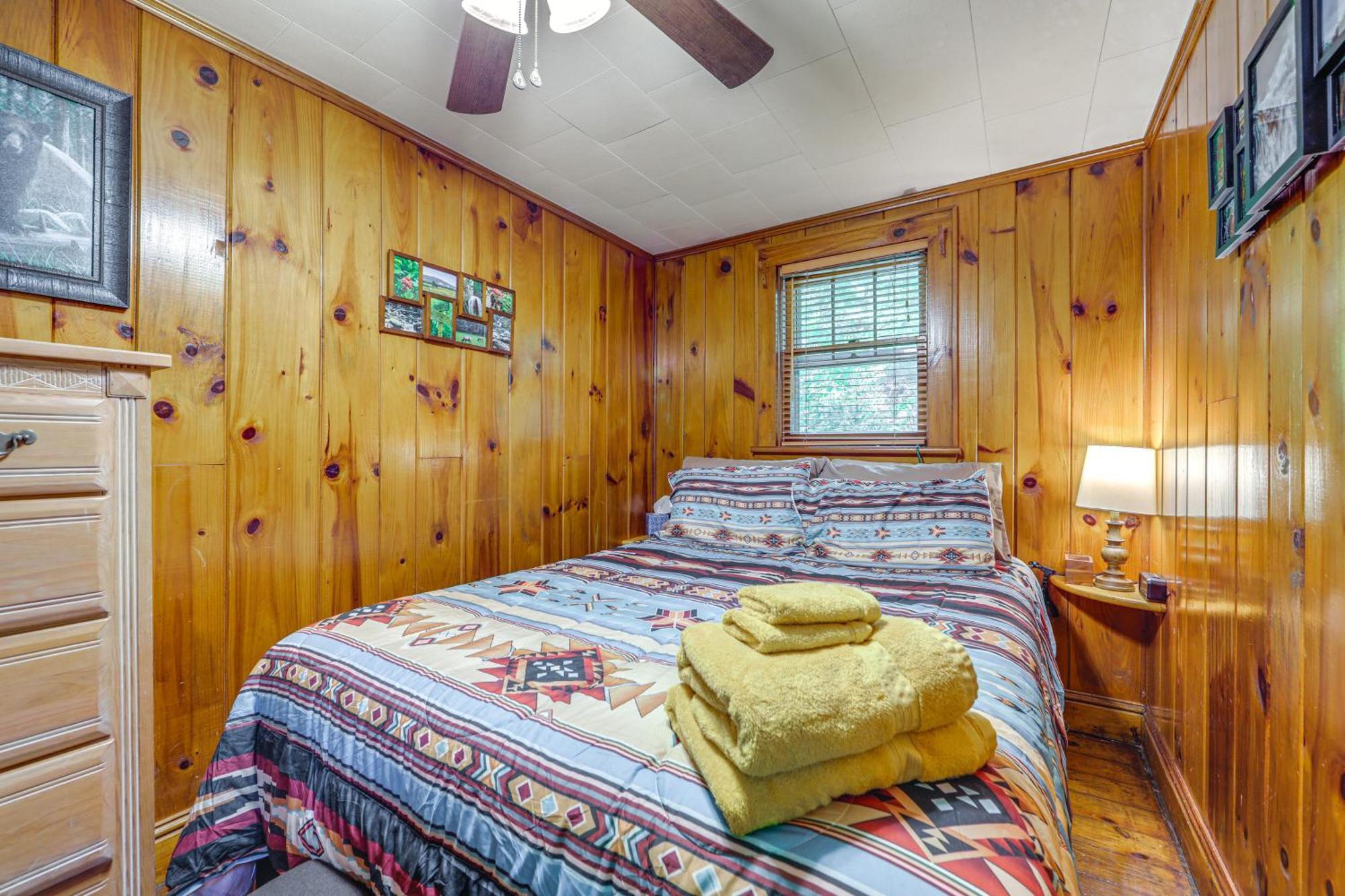 Pet-Friendly Creekside Cabin With Pool Access! Maggie Valley Kültér fotó