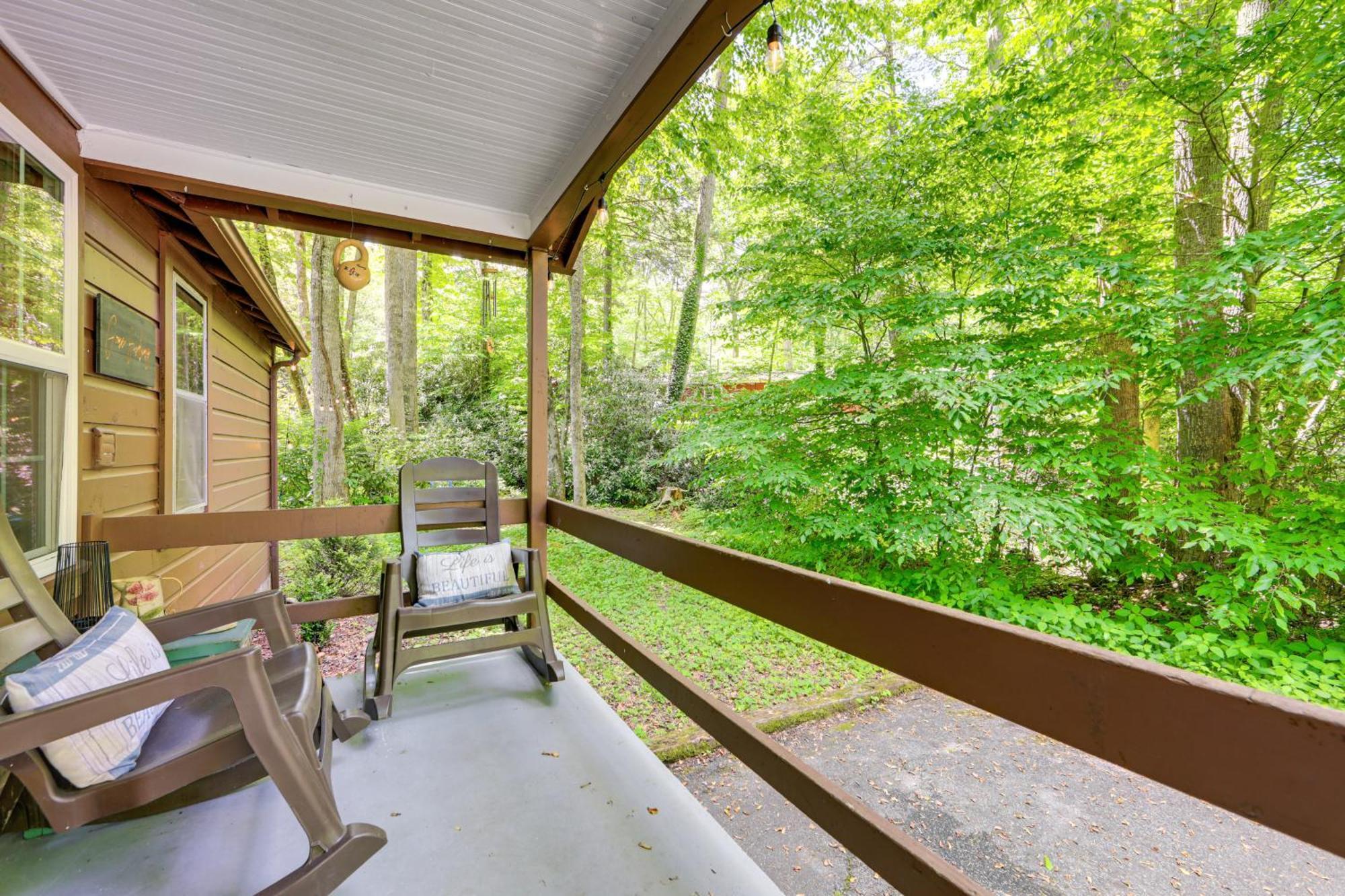 Pet-Friendly Creekside Cabin With Pool Access! Maggie Valley Kültér fotó