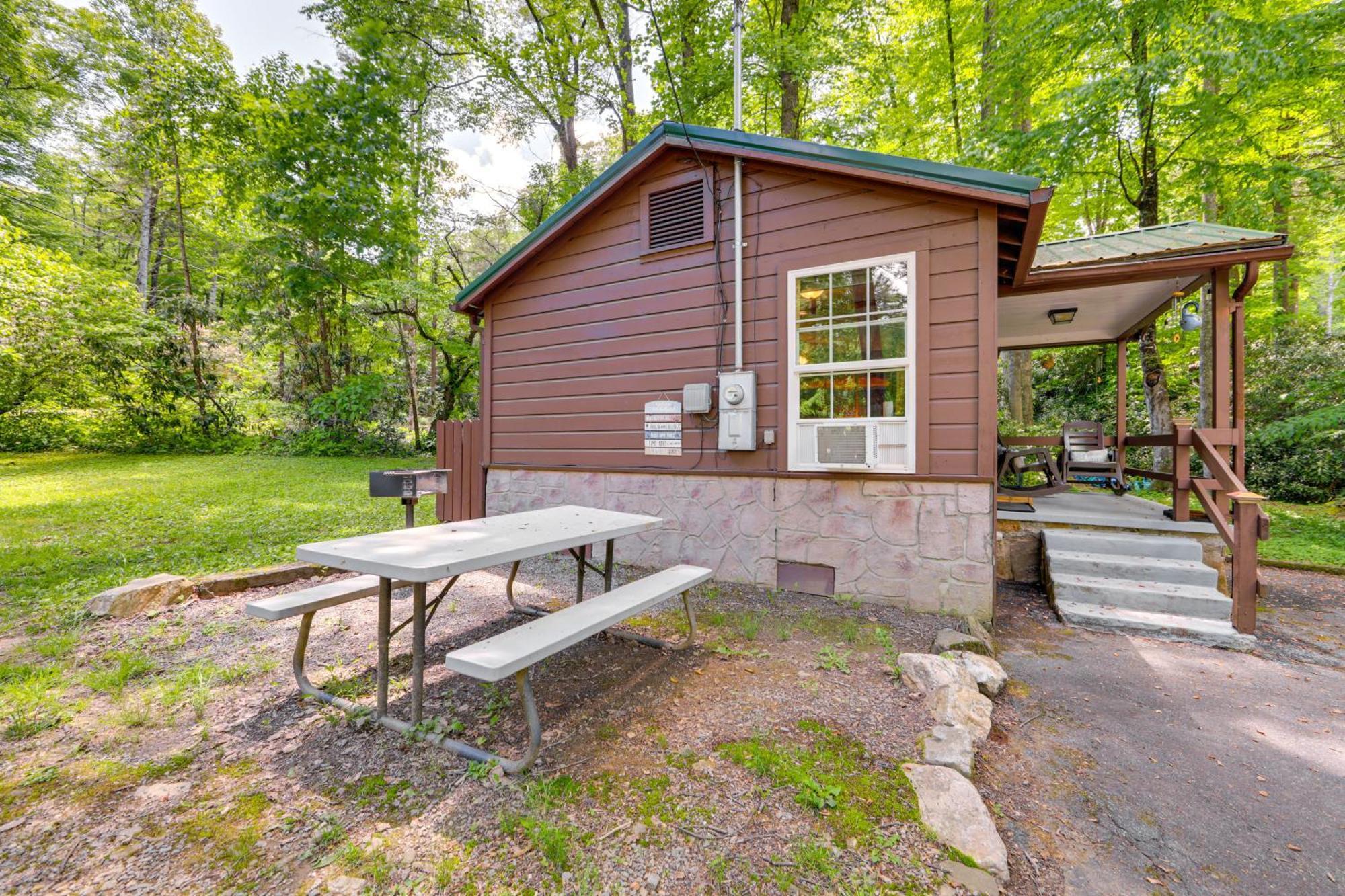 Pet-Friendly Creekside Cabin With Pool Access! Maggie Valley Kültér fotó