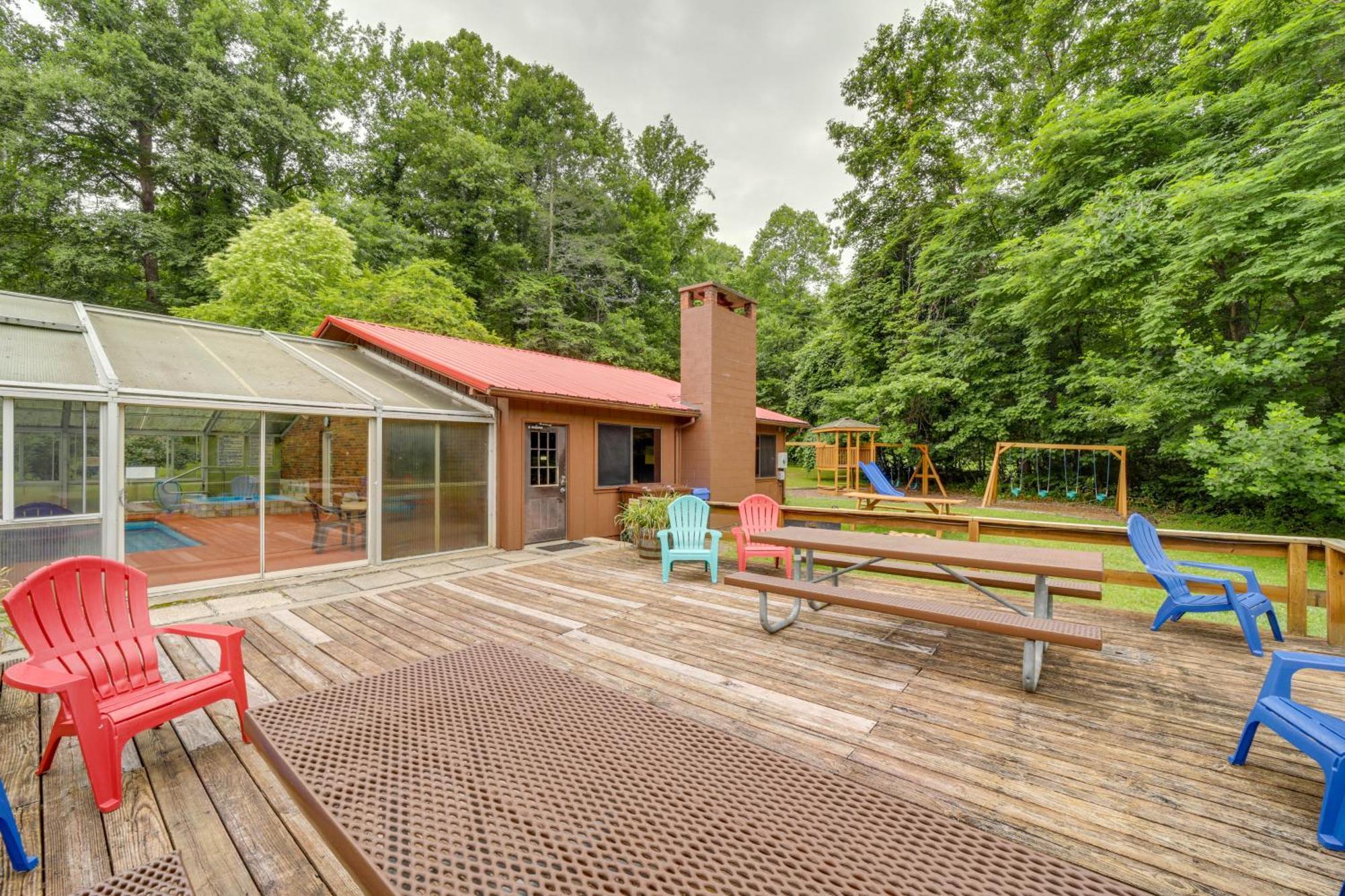 Pet-Friendly Creekside Cabin With Pool Access! Maggie Valley Kültér fotó