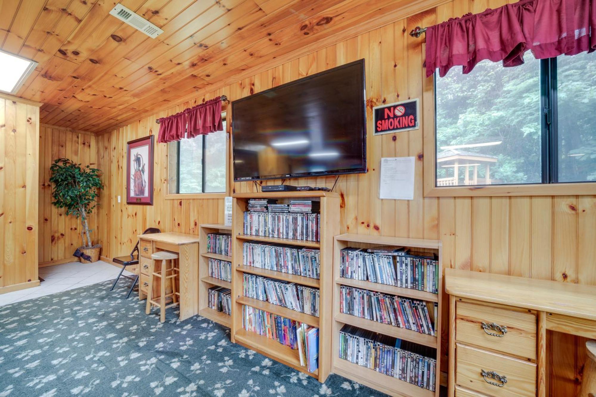 Pet-Friendly Creekside Cabin With Pool Access! Maggie Valley Kültér fotó
