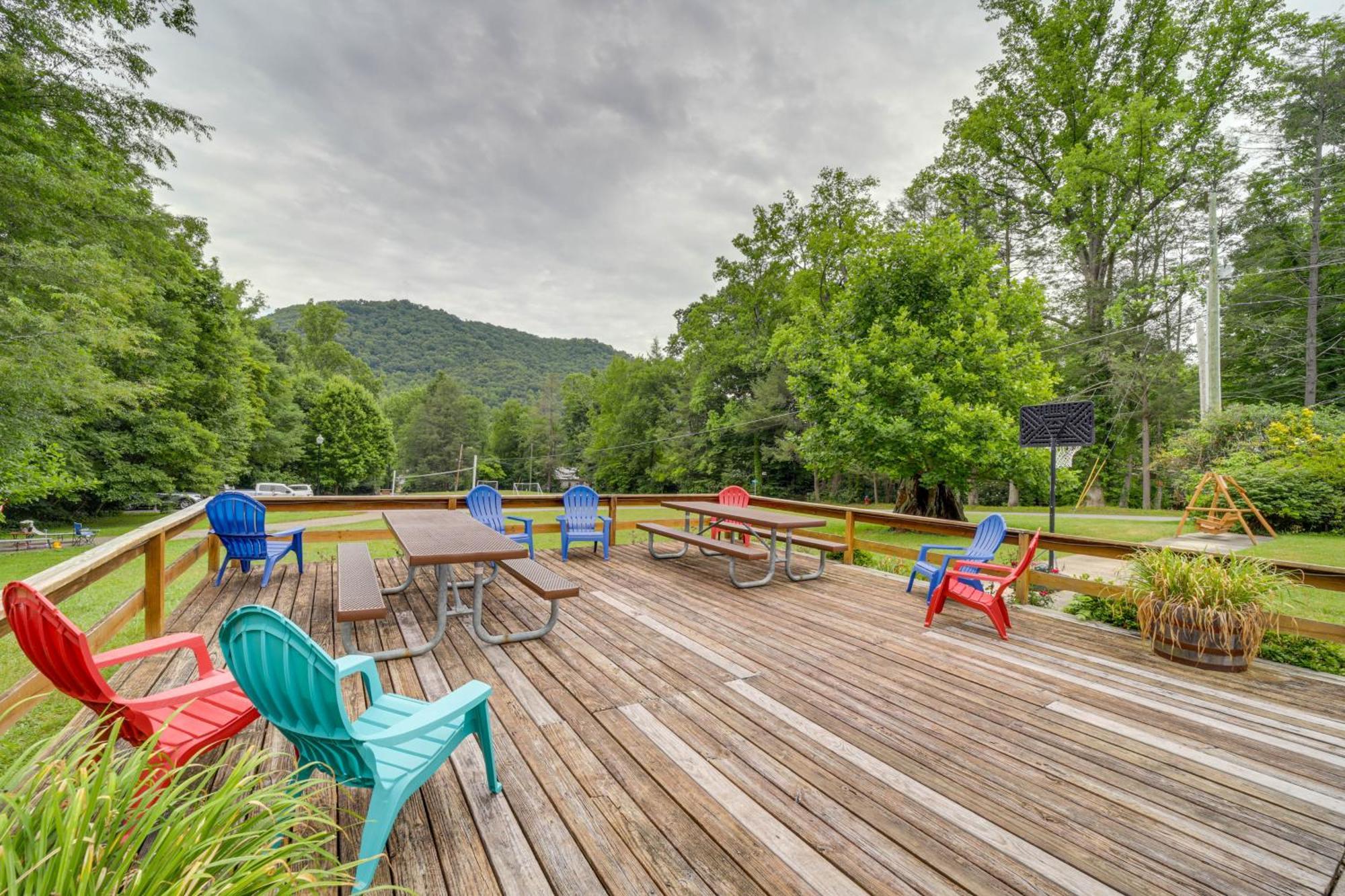 Pet-Friendly Creekside Cabin With Pool Access! Maggie Valley Kültér fotó