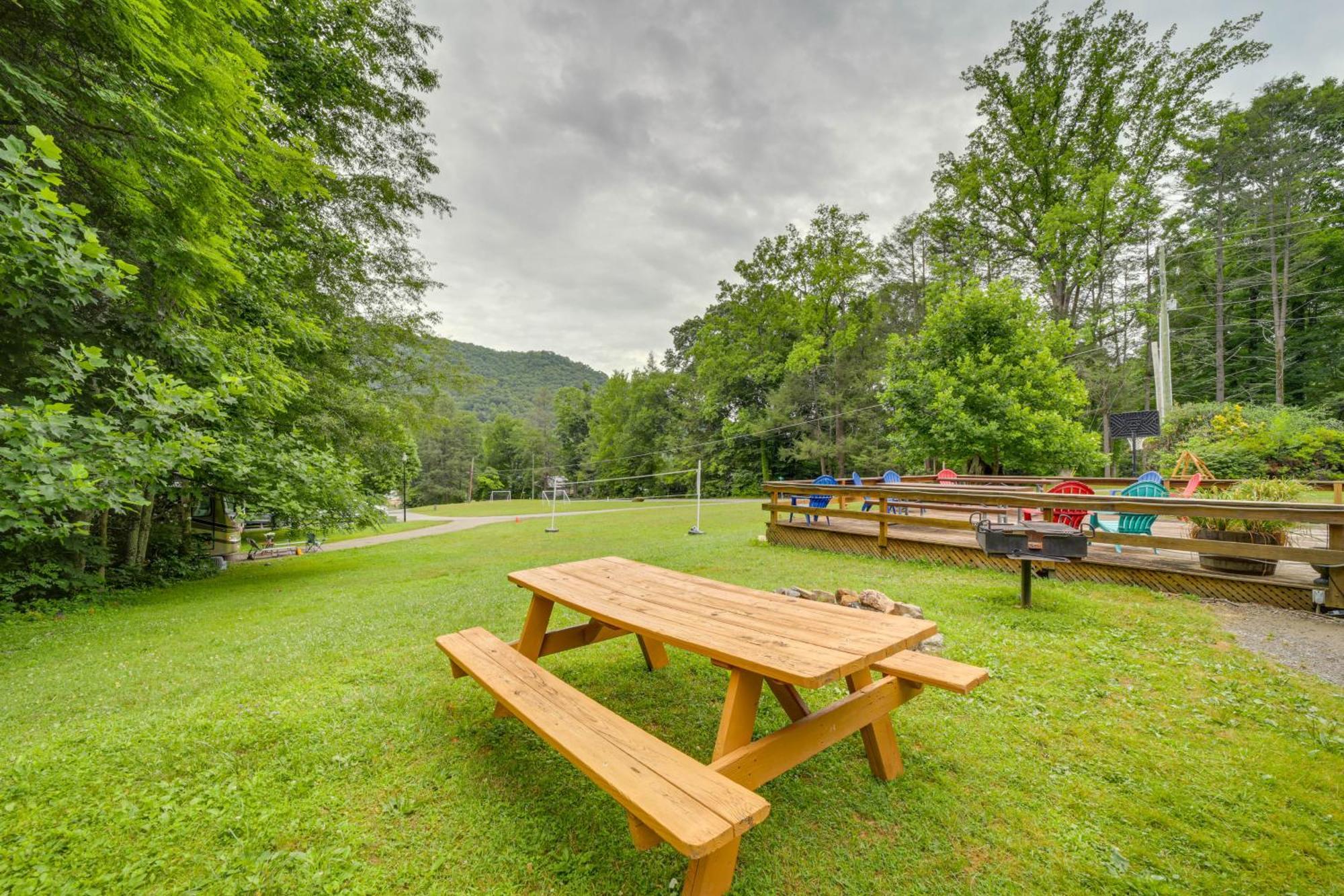 Pet-Friendly Creekside Cabin With Pool Access! Maggie Valley Kültér fotó