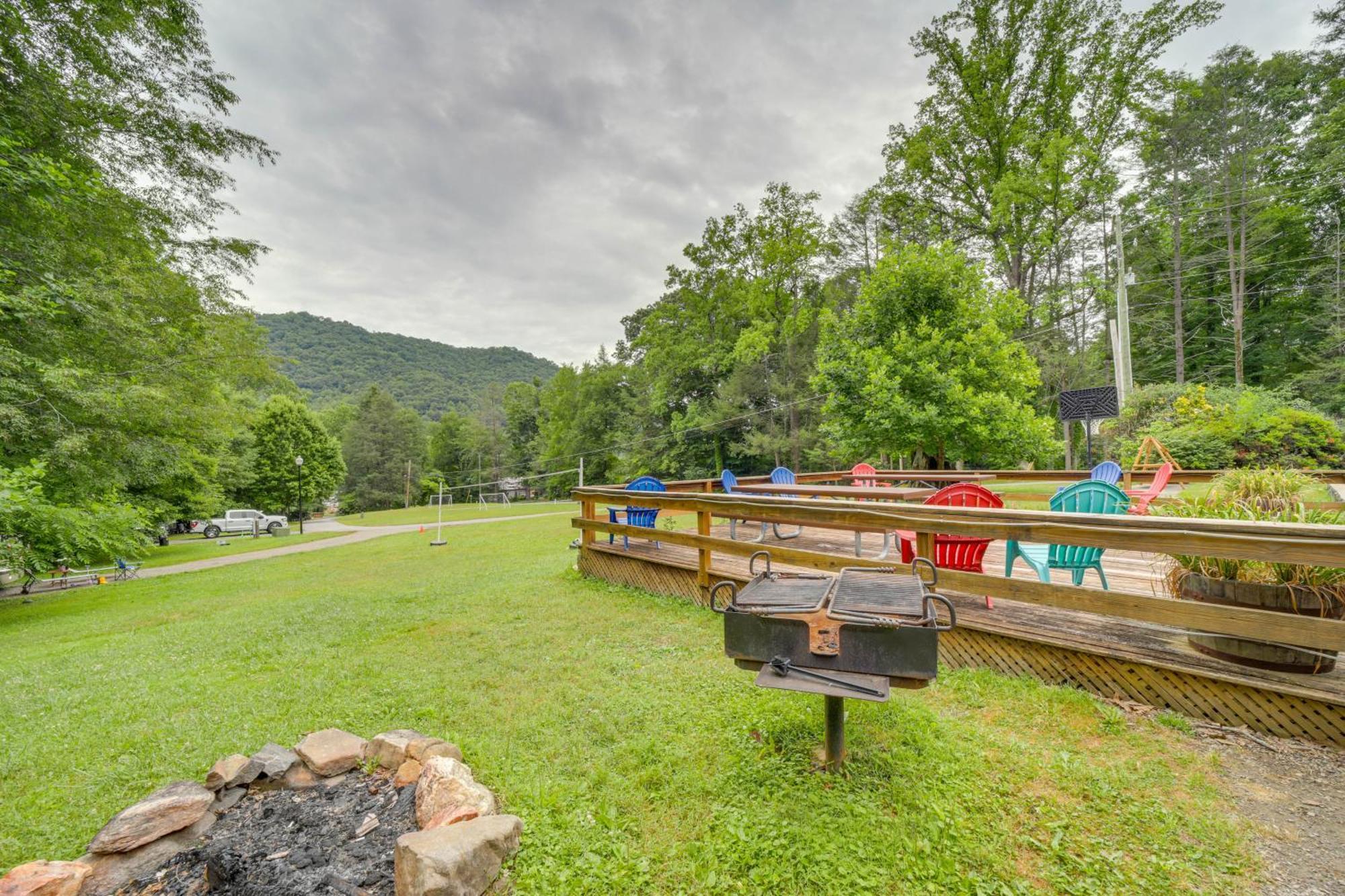 Pet-Friendly Creekside Cabin With Pool Access! Maggie Valley Kültér fotó